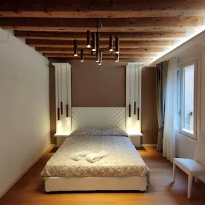 Deluxe 3 Bedroom Flat In Rialto , Venezia Italia